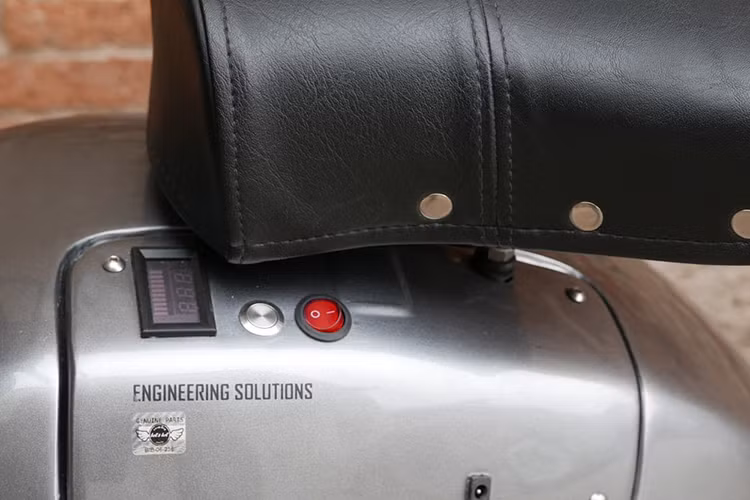 Thiết kế đầu xe và đèn pha cùng với bộ yếm trước của Z-Scooter rất giống những chiếc Piaggio Vespa phong cách cổ điển. Người dùng chỉ có thể phân biệt 2 mẫu xe này qua phần tay thắng và logo trước yếm xe.