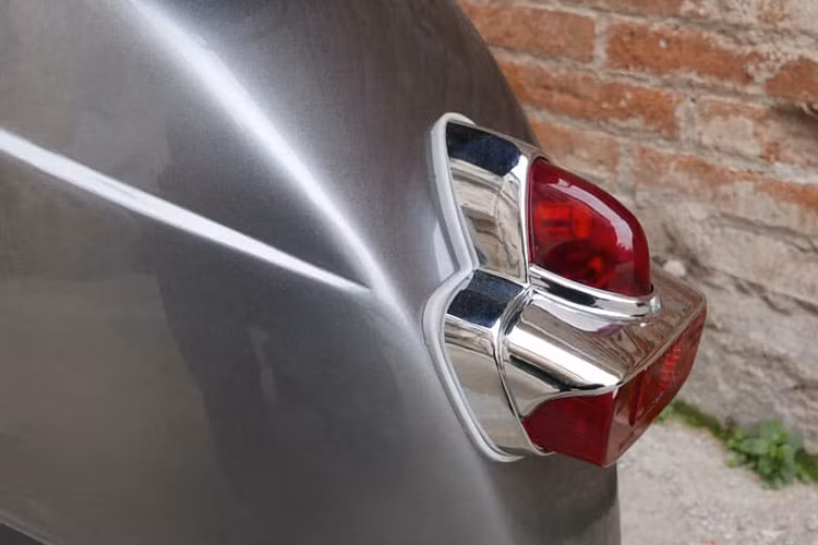 Phần hông hình bầu với các khe thoát nhiệt đều sao y bản chính hình ảnh của Vespa Sprint cổ. Phần bầu là nơi chứa mô-tơ điện tích hợp với bánh xe duy nhất, đồng thời pin cũng được đặt ở đây.