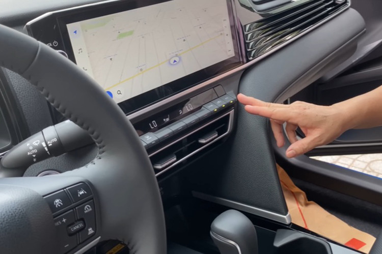 Toyota Camry 2.0Q 2025 moi chay 14km rao ban 1,235 ty dong-Hinh-2