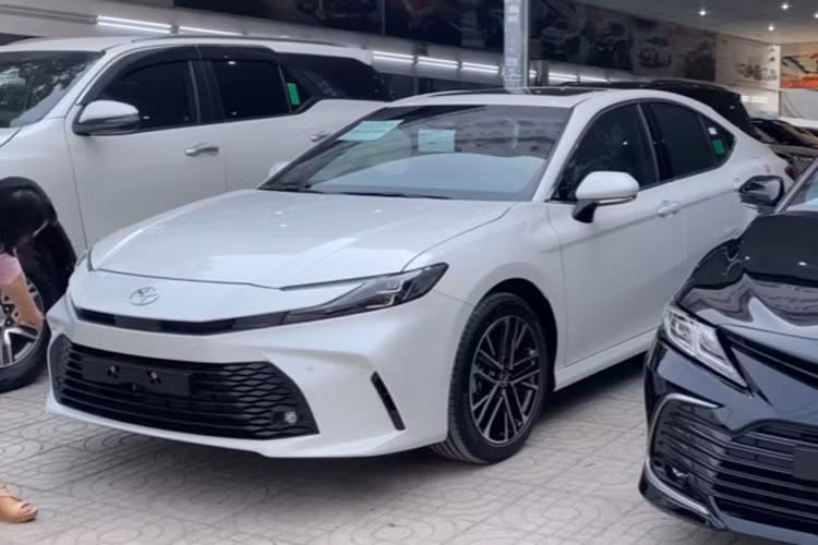 Toyota Camry 2.0Q 2025 moi chay 14km rao ban 1,235 ty dong-Hinh-3