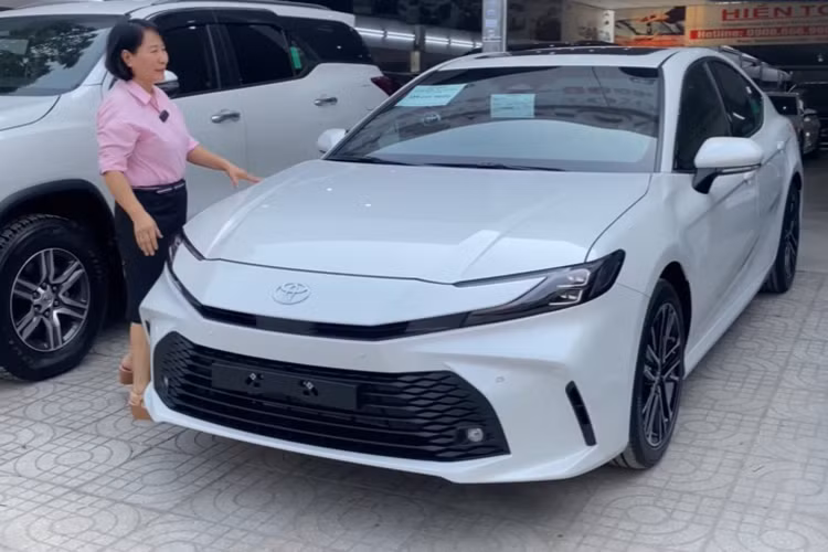 Toyota Camry 2.0Q 2025 moi chay 14km rao ban 1,235 ty dong