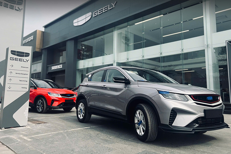 Mức giá xe Geely Coolray tại Việt Nam hiện vẫn chưa được công bố, nhưng theo đại lý, mức giá sẽ "cực kỳ hấp dẫn". Hiện tại, các đại lý đã bắt đầu nhận đặt cọc và tổ chức lái thử xe. Geely sẽ được phân phối chính hãng bởi Tasco Auto, đơn vị cũng chịu trách nhiệm phân phối Lynk &amp; Co và Volvo tại Việt Nam. 