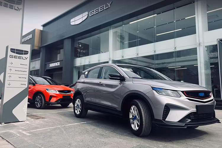 Mức giá xe Geely Coolray tại Việt Nam hiện vẫn chưa được công bố, nhưng theo đại lý, mức giá sẽ "cực kỳ hấp dẫn". Hiện tại, các đại lý đã bắt đầu nhận đặt cọc và tổ chức lái thử xe. Geely sẽ được phân phối chính hãng bởi Tasco Auto, đơn vị cũng chịu trách nhiệm phân phối Lynk &amp; Co và Volvo tại Việt Nam. 