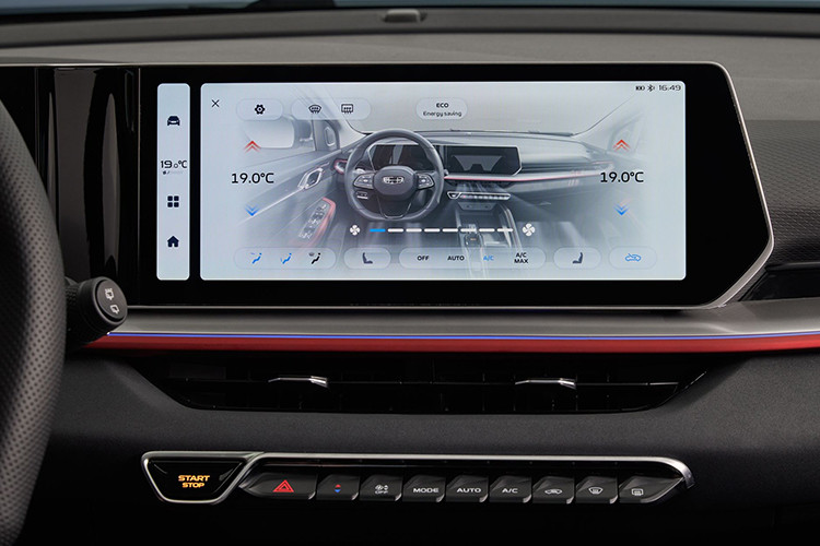 Các tiện ích đáng chú ý bao gồm điều hòa tự động, cửa sổ trời toàn cảnh, khởi động từ xa, phanh tay điện tử, giữ phanh tự động Auto Hold, cần số điện tử mô phỏng cần đẩy máy bay và hệ thống kiểm soát hành trình. 