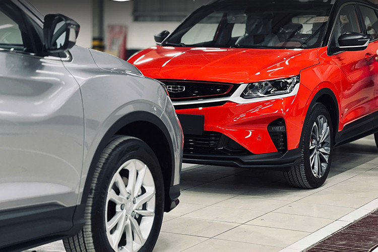 Thân xe nổi bật với đường gân dập nổi kéo dài từ trước ra sau, cùng bộ mâm hợp kim 17 hoặc 18 inch tùy phiên bản. Thiết kế mui xe tạo hiệu ứng "nóc lơ lửng" nhờ các cột sơn đen bóng. Phía sau, xe có cụm đèn hậu nối liền bằng thanh mạ crôm, cánh gió thể thao và 4 ống xả tròn tạo điểm nhấn cá tính.