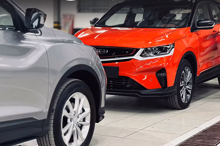 Thân xe nổi bật với đường gân dập nổi kéo dài từ trước ra sau, cùng bộ mâm hợp kim 17 hoặc 18 inch tùy phiên bản. Thiết kế mui xe tạo hiệu ứng "nóc lơ lửng" nhờ các cột sơn đen bóng. Phía sau, xe có cụm đèn hậu nối liền bằng thanh mạ crôm, cánh gió thể thao và 4 ống xả tròn tạo điểm nhấn cá tính.