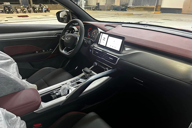 Cung cấp sức mạnh cho Geely Coolray là động cơ xăng 3 xi-lanh 1.5L tăng áp, sản sinh công suất 175 mã lực và mô-men xoắn 255 Nm. Kết hợp hộp số ly hợp kép 7 cấp, xe có khả năng tăng tốc 0-100 km/h trong 7,9 giây. Mức tiêu thụ nhiên liệu trung bình khoảng 6,6 lít/100 km.