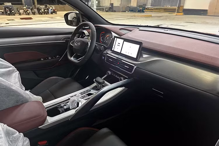 Cung cấp sức mạnh cho Geely Coolray là động cơ xăng 3 xi-lanh 1.5L tăng áp, sản sinh công suất 175 mã lực và mô-men xoắn 255 Nm. Kết hợp hộp số ly hợp kép 7 cấp, xe có khả năng tăng tốc 0-100 km/h trong 7,9 giây. Mức tiêu thụ nhiên liệu trung bình khoảng 6,6 lít/100 km.