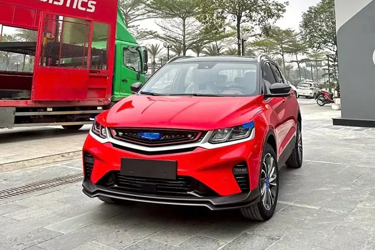 Sau thời gian dài chờ đợi, những chiếc Geely Coolray 2025 đầu tiên đã chính thức có mặt tại Việt Nam, chuẩn bị cho sự kiện ra mắt vào tháng 3/2025. Mẫu SUV cỡ B này được biết đến với tên gọi Proton X50 tại thị trường Malaysia. 