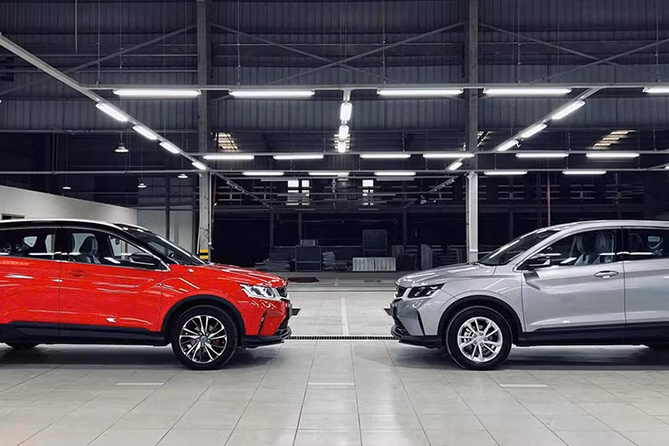 Về kích thước tổng thể, mẫu xe SUV Geely Coolray có thông số chiều dài x rộng x cao tương ứng là 4.330 x 1.800 x 1.609 mm, trục cơ sở dài 2.600 mm. Xe thuộc phân khúc SUV cỡ B cùng các mẫu xe như Mitsubishi Xforce, Hyundai Creta và Kia Seltos tại Việt Nam.