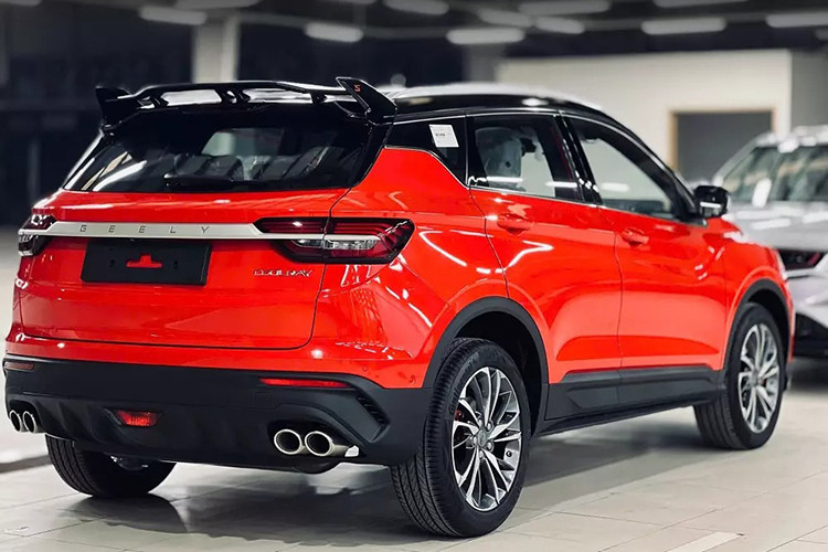 Về ngoại thất, Geely Coolray 2025 mới sở hữu lưới tản nhiệt Expanding Cosmos Grille, lấy cảm hứng từ logo Geely với họa tiết mở rộng sang cụm đèn pha hai bên. Viền bạc bao quanh cả lưới tản nhiệt và đèn pha. Ngoài ra, xe còn có cánh gió dưới cản trước và đèn sương mù được đặt trong các khe dọc.