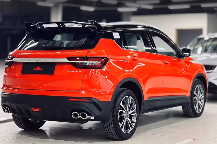 Về ngoại thất, Geely Coolray 2025 mới sở hữu lưới tản nhiệt Expanding Cosmos Grille, lấy cảm hứng từ logo Geely với họa tiết mở rộng sang cụm đèn pha hai bên. Viền bạc bao quanh cả lưới tản nhiệt và đèn pha. Ngoài ra, xe còn có cánh gió dưới cản trước và đèn sương mù được đặt trong các khe dọc.