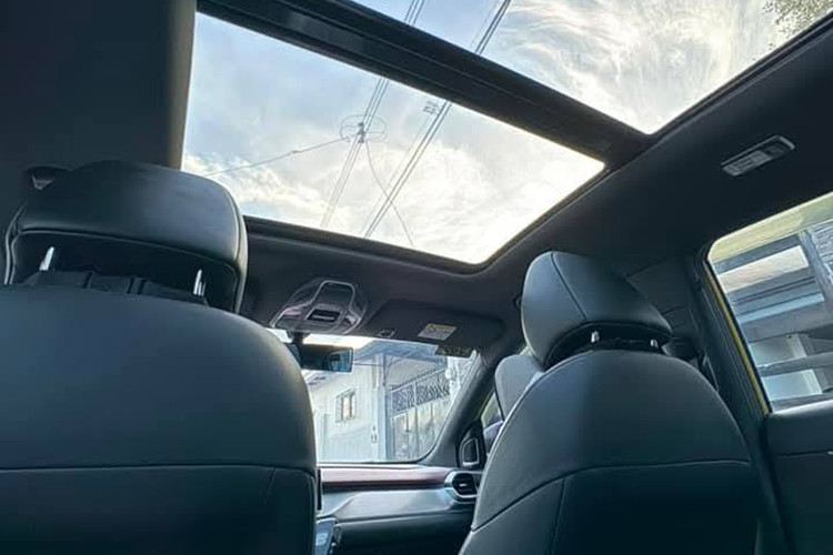 Hệ thống treo trước MacPherson, treo sau dầm xoắn, cùng phanh đĩa trên cả 4 bánh đảm bảo sự ổn định khi vận hành. Về an toàn, xe được trang bị camera 360 độ, hỗ trợ đổ đèo và 18 tính năng an toàn chủ động ADAS, bao gồm phanh tự động khẩn cấp, hỗ trợ giữ làn, cảnh báo va chạm, đỗ xe tự động,...