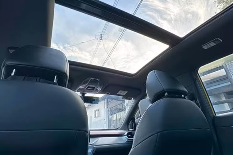 Hệ thống treo trước MacPherson, treo sau dầm xoắn, cùng phanh đĩa trên cả 4 bánh đảm bảo sự ổn định khi vận hành. Về an toàn, xe được trang bị camera 360 độ, hỗ trợ đổ đèo và 18 tính năng an toàn chủ động ADAS, bao gồm phanh tự động khẩn cấp, hỗ trợ giữ làn, cảnh báo va chạm, đỗ xe tự động,...