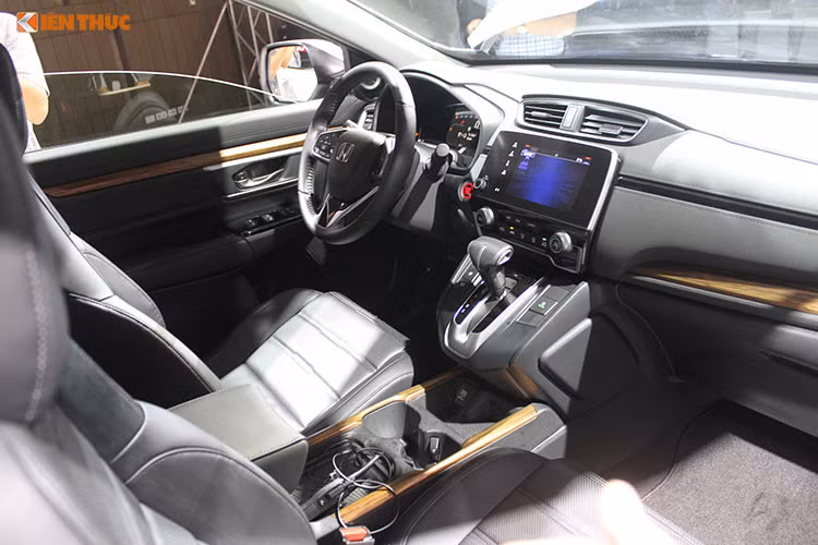 Về thiết kế tổng thể, mẫu xe Honda CR-V 2018 phiên bản 7 chỗ sắp ra mắt tại Việt Nam có diện mạo tổng thể gần như giống hệt xe từng ra mắt tại thị trường Thái Lan, Indonesia... So với phiên bản cũ, kích thước của CR-V 2018 tăng thêm đáng kể. Chiều dài, rộng, cao lần lượt 4.587 x 1.854 x 1.666 mm. Trục cơ sở ở mức 2.659 mm.