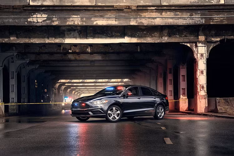 Ford đã bắt đầu trang bị xe sedan đặc biệt sử dụng hệ truyền động plug-in hybrid cho cảnh sát Mỹ. Mẫu xe Ford Plug-in Hybrid này sẽ không dùng cho các hoạt động đuổi bắt tốc độ cao mà chủ yếu cho cảnh sát, nhân viên cứu hỏa hoặc nhân viên thực thi luật phát không tham gia đuổi bắt. 