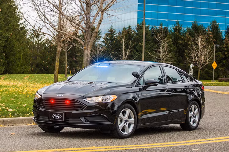 Được biết, chiếc xe xanh của Ford dành riêng cho cảnh sát này được phát triển trên nền tảng thông số kỹ thuật của mẫu Fusion Energi và chia sẻ hệ truyền động plug-in hybrid của mẫu xe này. Nó được trang bị bộ pin công suất 7,6 kWh, có thời gian sạc 2,5 giờ với bộ sạc 3,3 kW.