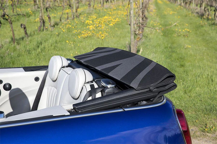 Bên cạnh việc giới thiệu một mẫu xe đặc biệt mới, thuong hiệu MINI cũng đưa bạn về với chiếc xe mui trần đầu tiên của hãng, được giới thiệu từ năm 1993. Khi đó, chiếc xe được bán độc quyền với màu Caribbean Blue hoặc Nightfire Red, giá bán gần gấp đôi so với MINI tiêu chuẩn.