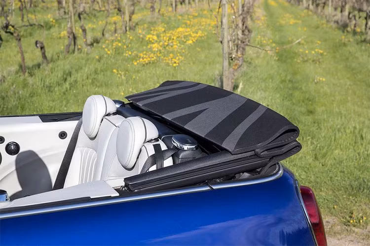 Bên cạnh việc giới thiệu một mẫu xe đặc biệt mới, thuong hiệu MINI cũng đưa bạn về với chiếc xe mui trần đầu tiên của hãng, được giới thiệu từ năm 1993. Khi đó, chiếc xe được bán độc quyền với màu Caribbean Blue hoặc Nightfire Red, giá bán gần gấp đôi so với MINI tiêu chuẩn.