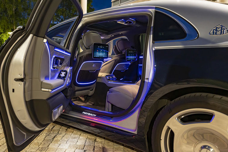 Mặc dù giá xe Mercedes-Maybach S580 của Mayweather mới tậu chỉ 185.000 USD và không phải chiếc xe đắt tiền nhất trong bộ sưu tập của anh nhưng chiếc xe này lại có một trang bị nổi bật hơn cả. Đó chính là chiếc xe này được trang bị nước sơn ngoại thất màu đen, khác biệt so với những chiếc khác.