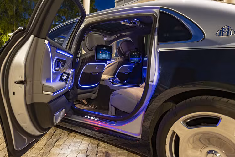 Mặc dù giá xe Mercedes-Maybach S580 của Mayweather mới tậu chỉ 185.000 USD và không phải chiếc xe đắt tiền nhất trong bộ sưu tập của anh nhưng chiếc xe này lại có một trang bị nổi bật hơn cả. Đó chính là chiếc xe này được trang bị nước sơn ngoại thất màu đen, khác biệt so với những chiếc khác.