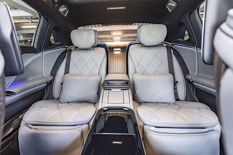 Các trang bị khác của xe ngoài nội thất cao cấp còn có hệ thống hỗ trợ giám sát điểm mù chủ động, tựa lưng hàng ghế trước đặc biệt dành riêng cho từng chủ nhân. Mercedes-Maybach S580 cũng lần đầu tiên có chức năng massage bắp chân cho hành khách phía sau, được tích hợp vào tựa bắp chân của hàng ghế Executive ở phía sau...