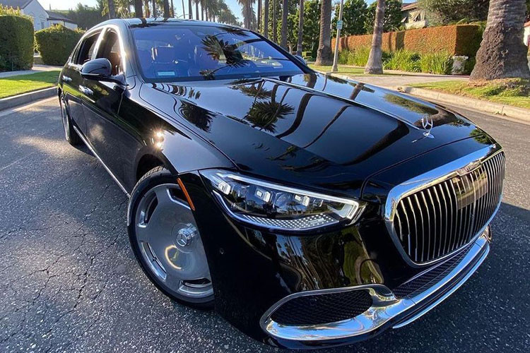 Với một người nổi tiếng và lắm tiền nhiều của như Floyd Mayweather, việc sưu tầm siêu xe, xe siêu sang với anh được xem là một chuyện rất nhỏ và chiếc Mercedes-Maybach S580 của Floyd Mayweather mới khoe cũng vậy.