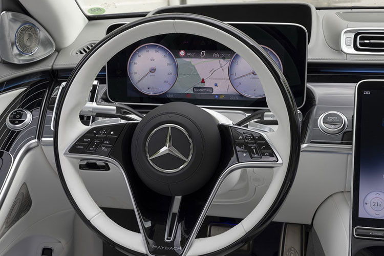 Xe sở hữu trang bị mâm hình "chiếc khiên" màu crom đặc trưng của dòng xe Maybach, bên trong nội thất cũng được phối màu đẹp mắt với đen và trắng cách điệu. Theo tìm hiểu, chiếc Mercedes-Maybach S580 của Mayweather được đặt mua từ đại lý Champion Motoring ở Beverly Hills, Mỹ.