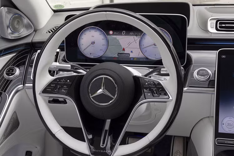 Xe sở hữu trang bị mâm hình "chiếc khiên" màu crom đặc trưng của dòng xe Maybach, bên trong nội thất cũng được phối màu đẹp mắt với đen và trắng cách điệu. Theo tìm hiểu, chiếc Mercedes-Maybach S580 của Mayweather được đặt mua từ đại lý Champion Motoring ở Beverly Hills, Mỹ.