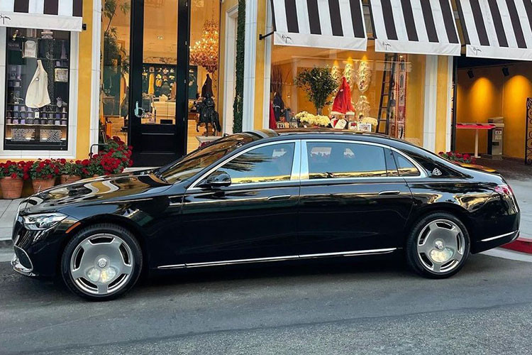 Chính vì vậy, chẳng ngoa khi tay đấm này gọi những chiếc xe siêu sang Floyd Mayweather khủng của mình là những "món đồ chơi bé nhỏ" và cho tới nay, trong tay của Mayweather đang có tổng cộng 8 "món đồ chơi" như vậy.