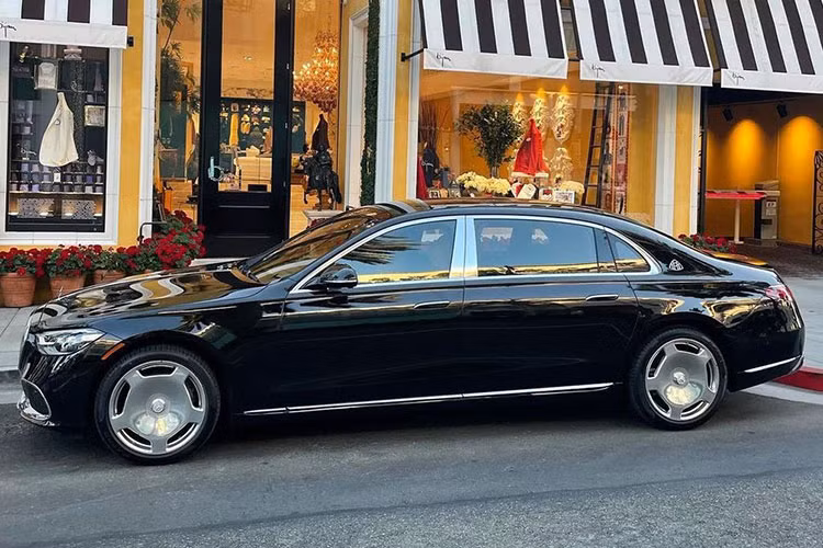 Chính vì vậy, chẳng ngoa khi tay đấm này gọi những chiếc xe siêu sang Floyd Mayweather khủng của mình là những "món đồ chơi bé nhỏ" và cho tới nay, trong tay của Mayweather đang có tổng cộng 8 "món đồ chơi" như vậy.