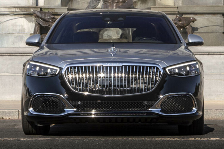 Nhằm mang đến những trải nghiệm yên tĩnh và thoải mái nhất, xe có các vòm bánh sau khác với S-Class tiêu chuẩn với một hốc bổ sung để tạo không gian cho những vật liệu giảm âm. Kính nhiều lớp dày hơn, lốp xe được tối ưu hóa tiếng ồn và hệ thống khử tiếng ồn chủ động giúp triệt tiêu tiếng ồn từ đường và thế giới bên ngoài vào khoang nội thất.