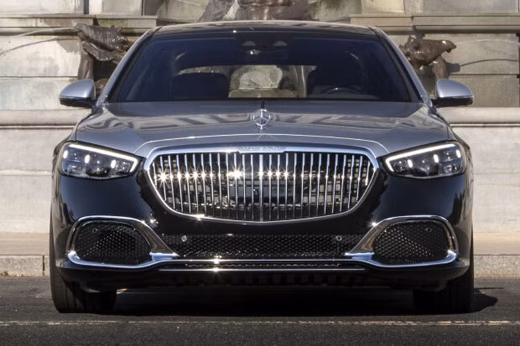 Nhằm mang đến những trải nghiệm yên tĩnh và thoải mái nhất, xe có các vòm bánh sau khác với S-Class tiêu chuẩn với một hốc bổ sung để tạo không gian cho những vật liệu giảm âm. Kính nhiều lớp dày hơn, lốp xe được tối ưu hóa tiếng ồn và hệ thống khử tiếng ồn chủ động giúp triệt tiêu tiếng ồn từ đường và thế giới bên ngoài vào khoang nội thất.