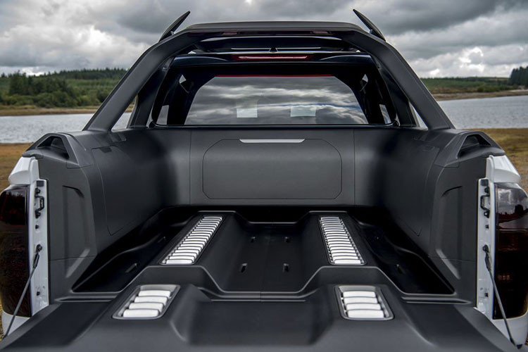 Nhờ có các bộ ắc quy đặc biệt được lắp ở cả rơ-mooc và bên trong chiếc xe này, laptop và các thiết bị thiên văn học sẽ luôn được cấp nguồn điện ổn định. Thậm chí Nissan còn trang bị sẵn wifi và truyền sóng TV để có thể phát trực tiếp hình ảnh của các sự kiện thiên văn.