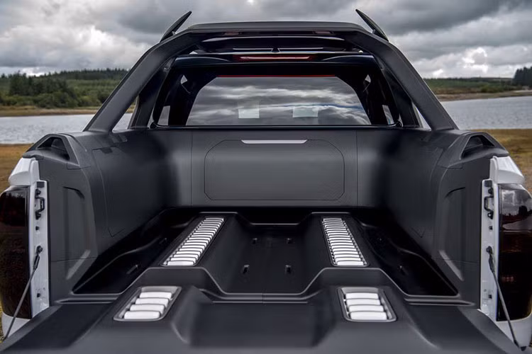 Nhờ có các bộ ắc quy đặc biệt được lắp ở cả rơ-mooc và bên trong chiếc xe này, laptop và các thiết bị thiên văn học sẽ luôn được cấp nguồn điện ổn định. Thậm chí Nissan còn trang bị sẵn wifi và truyền sóng TV để có thể phát trực tiếp hình ảnh của các sự kiện thiên văn.