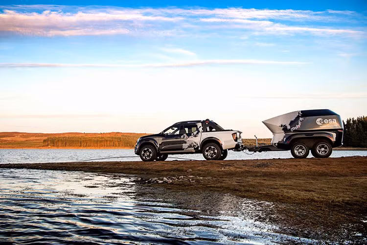 Được thiết kế với sự hợp tác của EESA (Cơ quan vũ trụ châu Âu), rơ-mooc này có bộ mui bằng điện, bên trong ẩn chứa một chiếc kính viễn vọng Planewave cùng nhiều trang bị đặc biệt khác. Mục đích của chúng là nhằm giúp cho người sử dụng có thể quan sát được bầu trời sao một cách rõ ràng và chính xác nhất vào mỗi đêm.