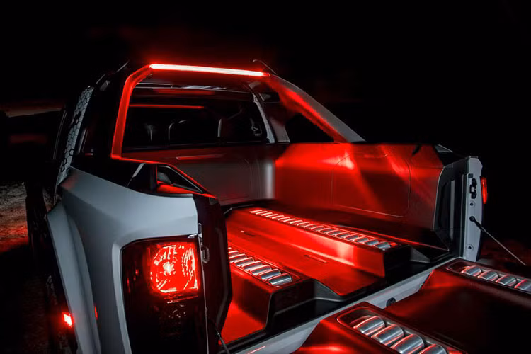 Nhằm hỗ trợ quan sát bầu trời sao một cách hiệu quả nhất, toàn bộ nội thất của Nissan Navara Dark Sky Concept đều sử dụng các đèn chiếu sáng màu đỏ - theo nhiều nghiên cứu đã chỉ ra, màu đỏ sẽ ảnh hưởng ít nhất tới tầm nhìn của mắt người vào ban đêm.