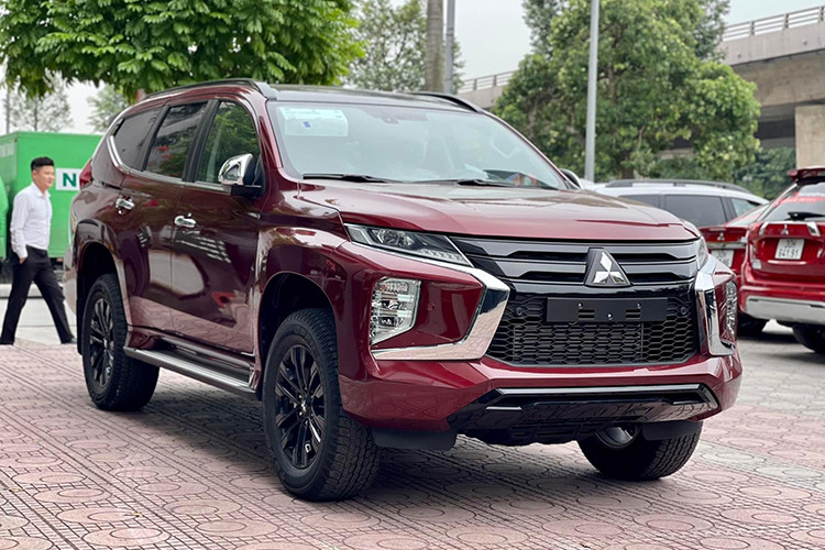  Mitsubishi Pajero Sport Từ giữa năm 2024, giá xe Mitsubishi Pajero Sport đã được giảm sâu tới hàng trăm triệu tại đại lý. Đây được cho là động thái nhằm giải quyết hàng tồn kho đón bản mới nhiều khả năng sẽ ra mắt ngay trong năm 2025.