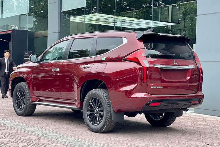Bước sang năm mới, mức ưu đãi giá dành cho Pajero Sport càng gia tăng, lên tới 275 triệu đồng đối với bản 4x4 và 210 triệu cho bản 4x2. Qua đó, đưa giá xe thực tế trở về mức chỉ 920 triệu đến 1,090 tỷ đồng.