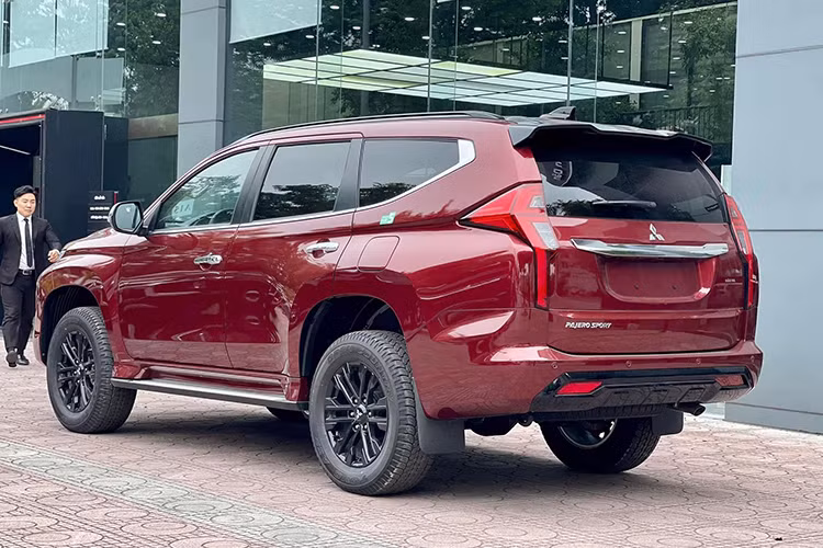 Bước sang năm mới, mức ưu đãi giá dành cho Pajero Sport càng gia tăng, lên tới 275 triệu đồng đối với bản 4x4 và 210 triệu cho bản 4x2. Qua đó, đưa giá xe thực tế trở về mức chỉ 920 triệu đến 1,090 tỷ đồng.