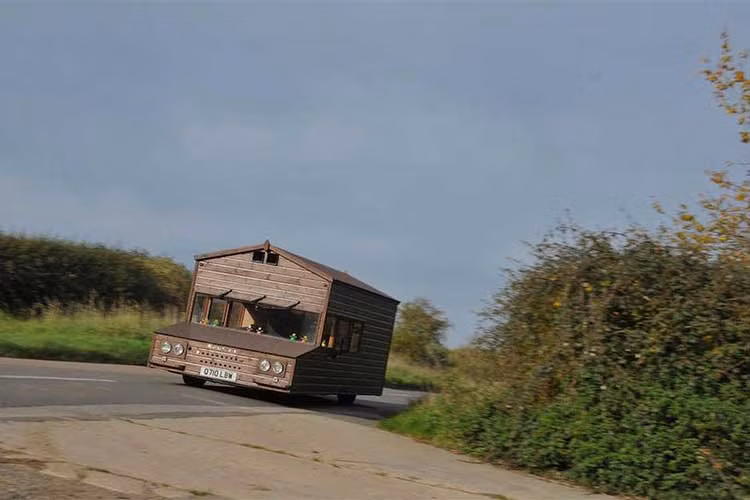 Dù ở bất cứ đâu, tác phẩm của Kevin cũng thu hút rất nhiều sự chú ý và được nhiều người lựa chọn làm nền cho những bức ảnh selfie. Mặc dù nhận được một lời đề nghị mua lại khá hấp dẫn nhưng anh cho biết sẽ không bán căn nhà gỗ này trong tương lai gần.