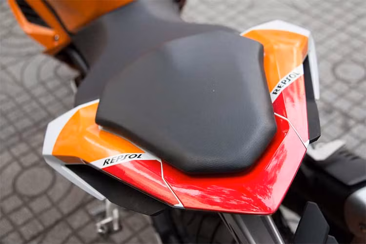 Các thông số kỹ thuật cơ bản của xe không có gì thay đổi lớn so với bản thường, độ cao yên ngồi lái 790mm được bọc giả da màu đen hai tầng phong cách môtô thể thao, ốp nhựa sau thiết kế góc cạnh và bắt mắt.