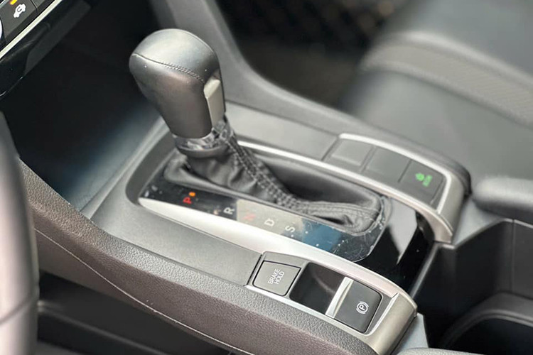 Về an toàn, Civic bản G sở hữu những trang bị tiêu chuẩn như hệ thống 2 túi khí, camera lùi, phanh ABS, phân phối lực phanh điện tử EBD, phanh khẩn cấp BA, cân bằng điện tử, hỗ trợ khởi hành ngang dốc,...