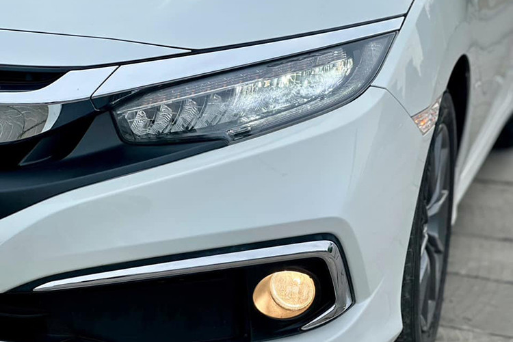 Về tổng thể, Honda Civic 2020 có kích thước dài x rộng x cao lần lượt 4.678 x 1.802 x 1.415 (mm), chiều dài cơ sở đạt 2.735mm và khoảng sáng gầm là 134 mm. Xe nổi bật với đường mạ crom to bản kéo dài hình cánh chim đi cùng với logo Honda cũng được mạ crom.