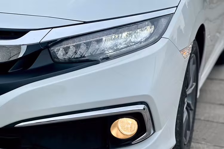 Về tổng thể, Honda Civic 2020 có kích thước dài x rộng x cao lần lượt 4.678 x 1.802 x 1.415 (mm), chiều dài cơ sở đạt 2.735mm và khoảng sáng gầm là 134 mm. Xe nổi bật với đường mạ crom to bản kéo dài hình cánh chim đi cùng với logo Honda cũng được mạ crom.