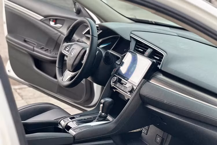 Màn hình trung tâm của xe kích thước 7 inch, hỗ trợ kết nối điện thoại qua Apple CarPlay và Android. Bên cạnh đó, mẫu sedan Nhật Bản cũng có dàn âm thanh 8 loa (trên 2 bản cao cấp).