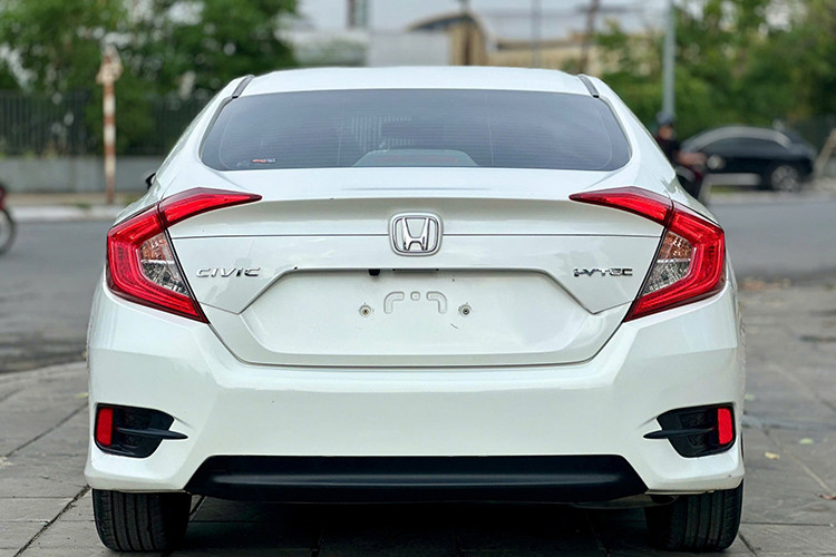 Được biết, vào thời điểm “đập hộp”, giá xe Honda Civic 2020 bản G có giá niêm yết là 789 triệu đồng vào năm 2021. Để lăn bánh xe, người dùng sẽ phải chi một số tiền khoảng 900 triệu đồng. Như vậy, người bán đã chấp nhận lỗ số tiền lên tới gần 300 triệu đồng cho một chiếc Honda Civic 2020 chạy lướt hơn 2 vạn km.