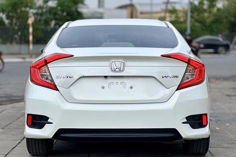 Được biết, vào thời điểm “đập hộp”, giá xe Honda Civic 2020 bản G có giá niêm yết là 789 triệu đồng vào năm 2021. Để lăn bánh xe, người dùng sẽ phải chi một số tiền khoảng 900 triệu đồng. Như vậy, người bán đã chấp nhận lỗ số tiền lên tới gần 300 triệu đồng cho một chiếc Honda Civic 2020 chạy lướt hơn 2 vạn km.