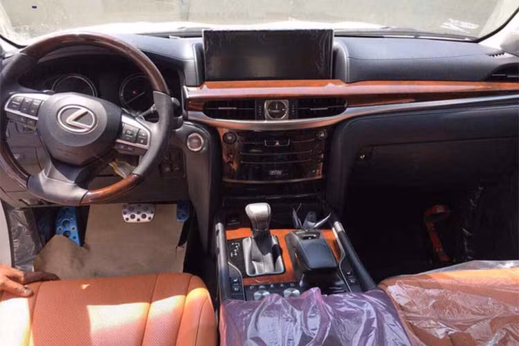 Những nâng cấp của phiên bản thể thao chủ yếu tập trung ở ngoại thất như lưới tản nhiệt dạng lưới đan xen màu đen đem đến cảm giác của một chiếc khiến người nhìn liên tưởng đến mẫu xe hiệu suất cao như F-Sport. Chụp gương chiếu hậu được sơn đen bóng. Mâm xe 10 chấu 2 tông màu.