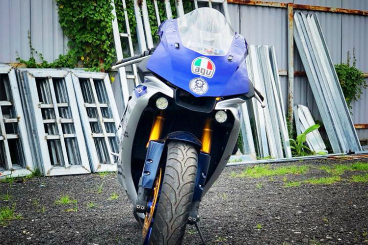 Phần đầu của chiếc xe sau khi được làm mới lại đã khá giống với R1M, bản độ này cũng sử dụng cặp đèn LED siêu sáng nhưng khá nhỏ đặt phía dưới kính chắn gió, giữa mặt nạ là hốc hút gió cỡ lớn tương tự thiết kế trên các mẫu xe đua MotoGP - đáng tiếc là thiếu chi tiết carbon.